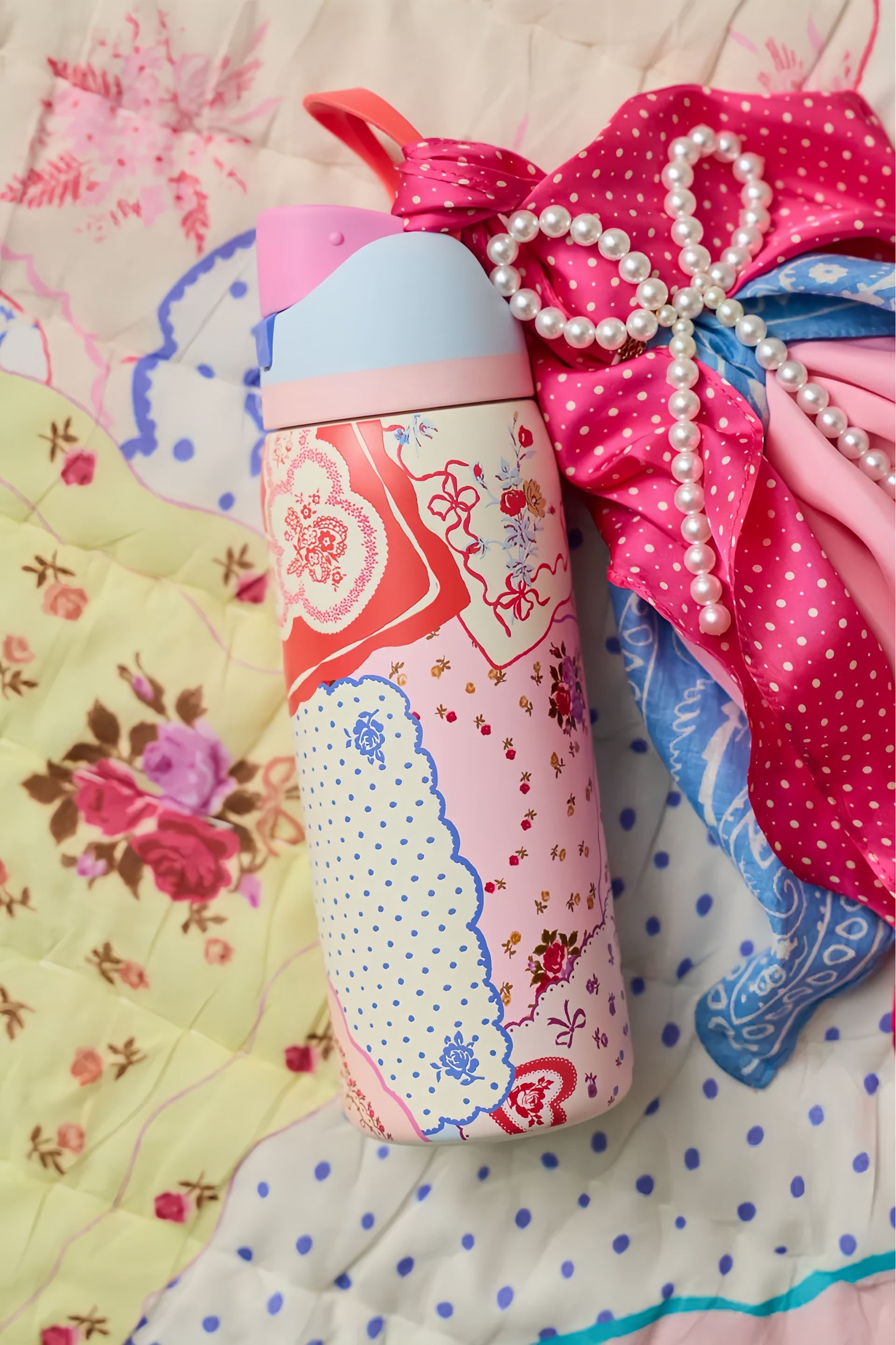 32 oz Exclusive Hankies Print FreeSip Insulated Stainless Steel Water Bottle for Sports and Travel, BPA-Free